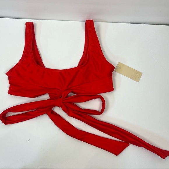 Ris-K Frolic Wrap Around Bikini Top in Shine Red Size
Large NEW With Tags - Picture 5 of 9